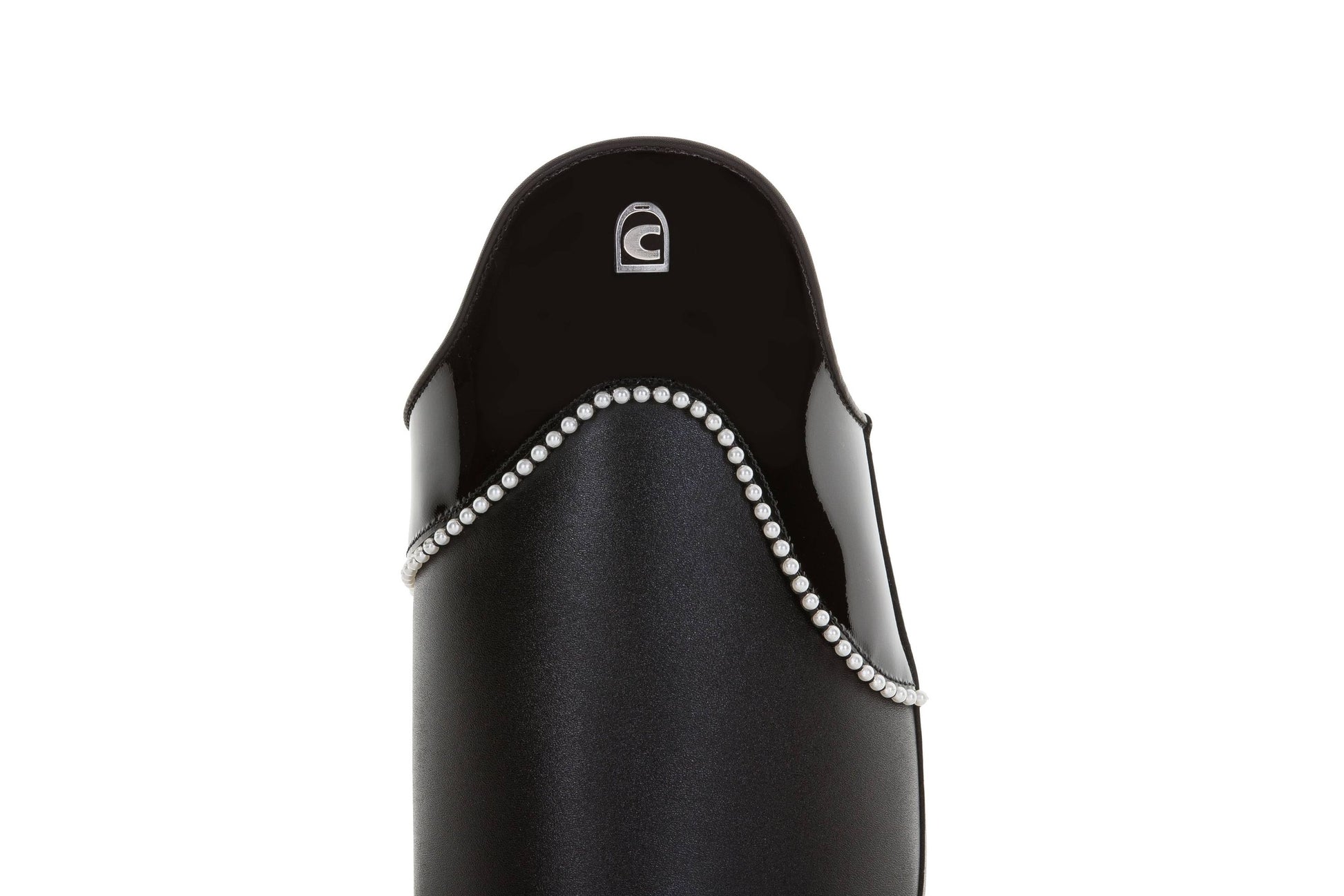 Cuff Silhouette with Patent Leather and White Pearls 557130