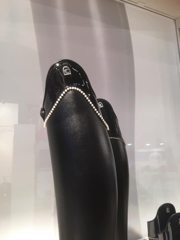 Cuff Silhouette with Patent Leather and White Pearls 557130